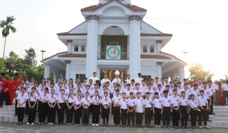 Đức Cha Đaminh Về Dâng Thánh Lễ Mừng Quan Thầy Đức Maria Hồn Xác Lên Trời Và Ban Bí Tích Thêm Sức Cho 72 Em Thiếu Nhi Tại Giáo xứ Ân Thịnh