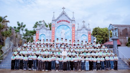 Giáo xứ An Thịnh: 119 Em Thiếu Nhi Hân Hoan Lãnh Nhận Bí Tích Hòa Giải và Rước Lễ Lần Đầu Trong Ngày Lễ Đức Mẹ Hồn Xác Lên Trời