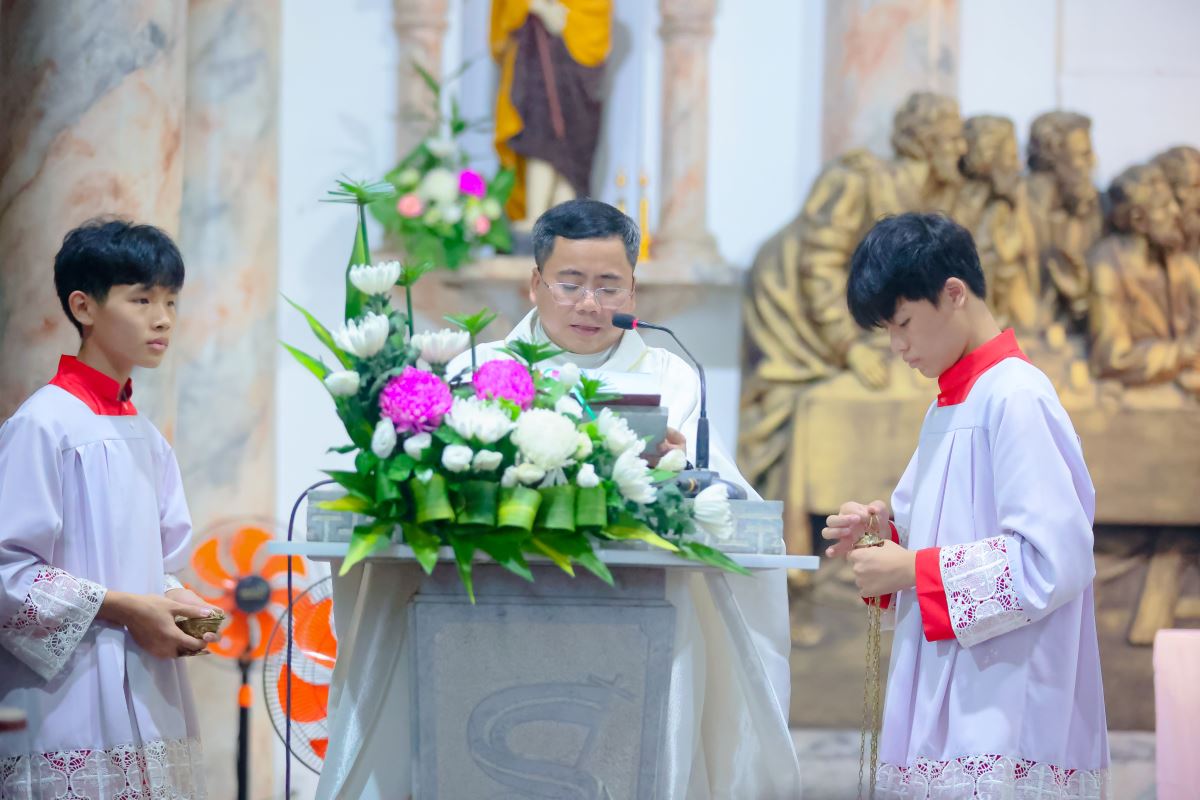 Cha xứ Giuse công bố Tin mừng và giảng lễ