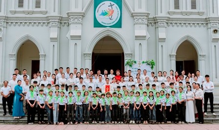 Thánh Lễ Rước Mình Thánh Chúa Lần Đầu Cho 43 Em Thiếu Nhi Tại Giáo Xứ Hạ Hiệp