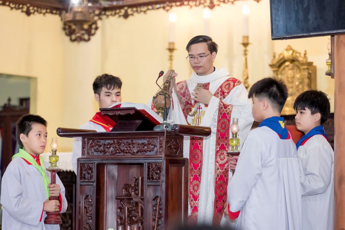 Cha Giuse Nguyễn Ngọc Bích công bố Tin mừng và giảng lễ