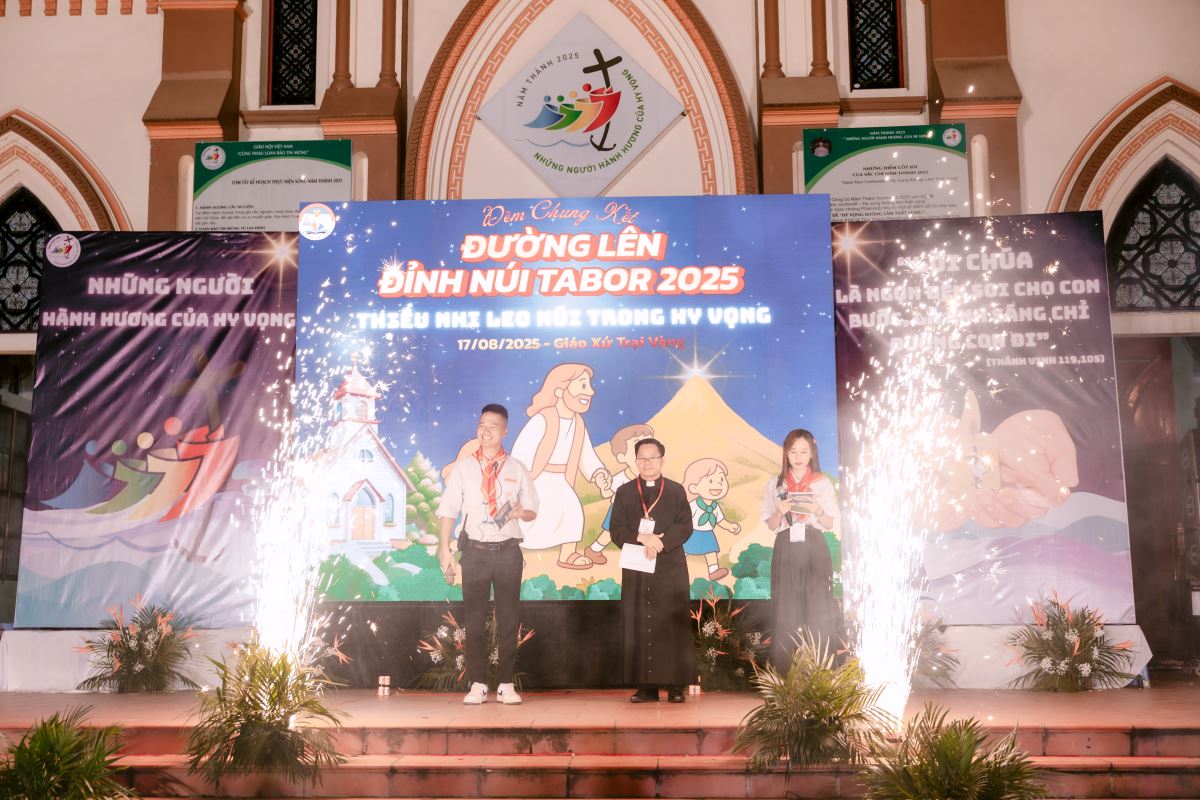 Cha xứ Giuse Nguyễn Văn Úy khai mạc chương trình