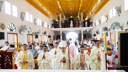 Giáo xứ Mai Yên: 65 em được ban Bí tích Thêm Sức, 91 anh chị em dự tòng lãnh nhận các Bí tích Khai Tâm