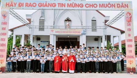 Giáo Xứ Cây Hồng: 98 Em Hân Hoan Lãnh Nhận Bí Tích Thêm Sức 