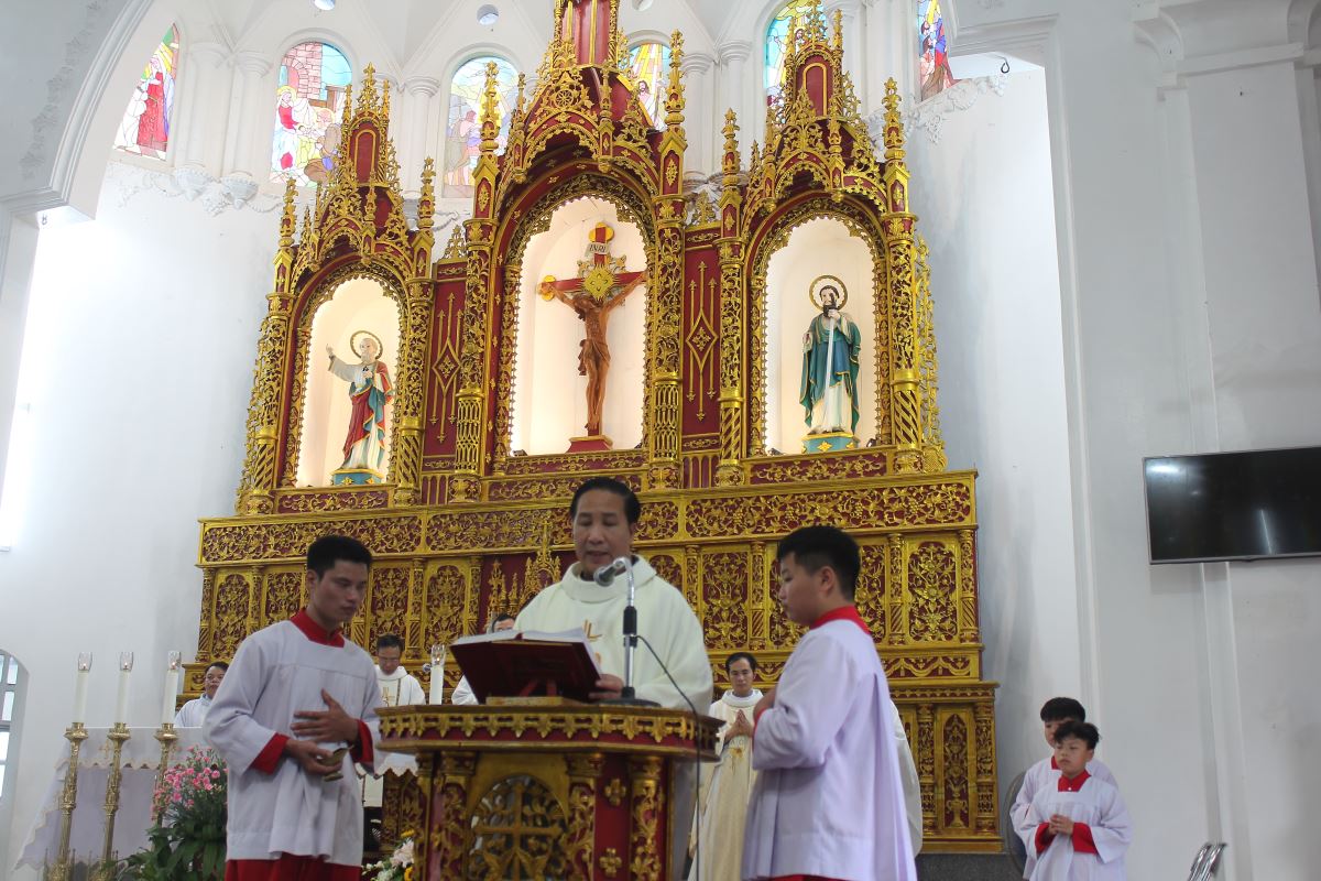 Cha Micae Nguyễn Tiến Quang công bố Tin mừng và giảng lễ