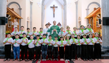 Giáo xứ Bến Thôn: 24 Em Thiếu Nhi Hân Hoan Rước Lễ Lần Đầu