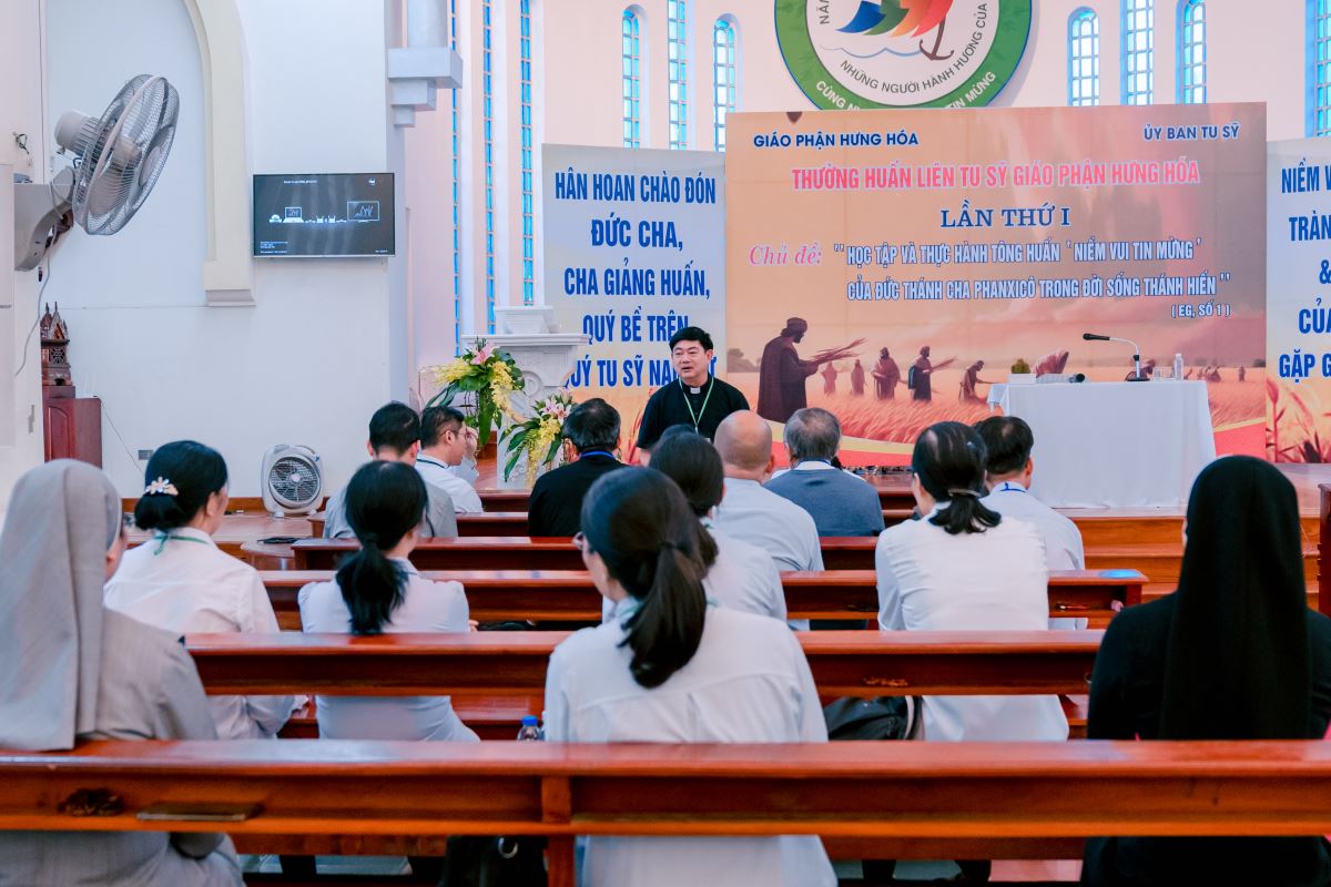 Ban Điều hành thường huấn có buổi gặp gỡ riêng với các Bề trên miền và quý cha đặc trách tu sĩ các giáo hạt