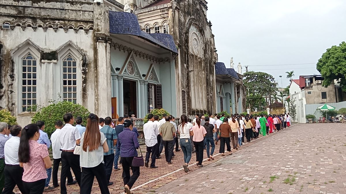 Đoàn hành hương tiến vào nhà thờ