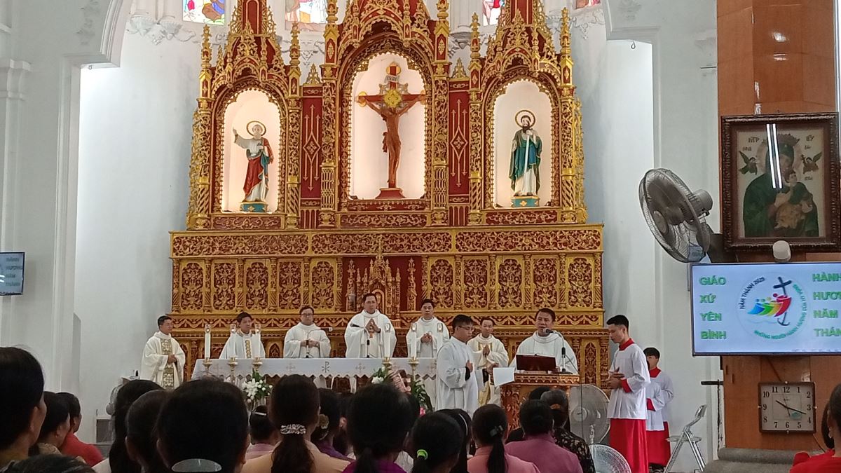 Cha Laurensô Vũ Đức Điệu công bố Tin mừng và giảng lễ