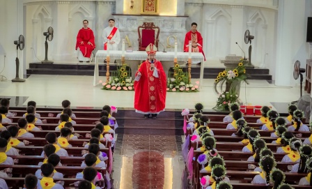 Thánh Lễ Ban Bí Tích Thêm Sức Tại Liên Giáo Xứ Tạ Xá