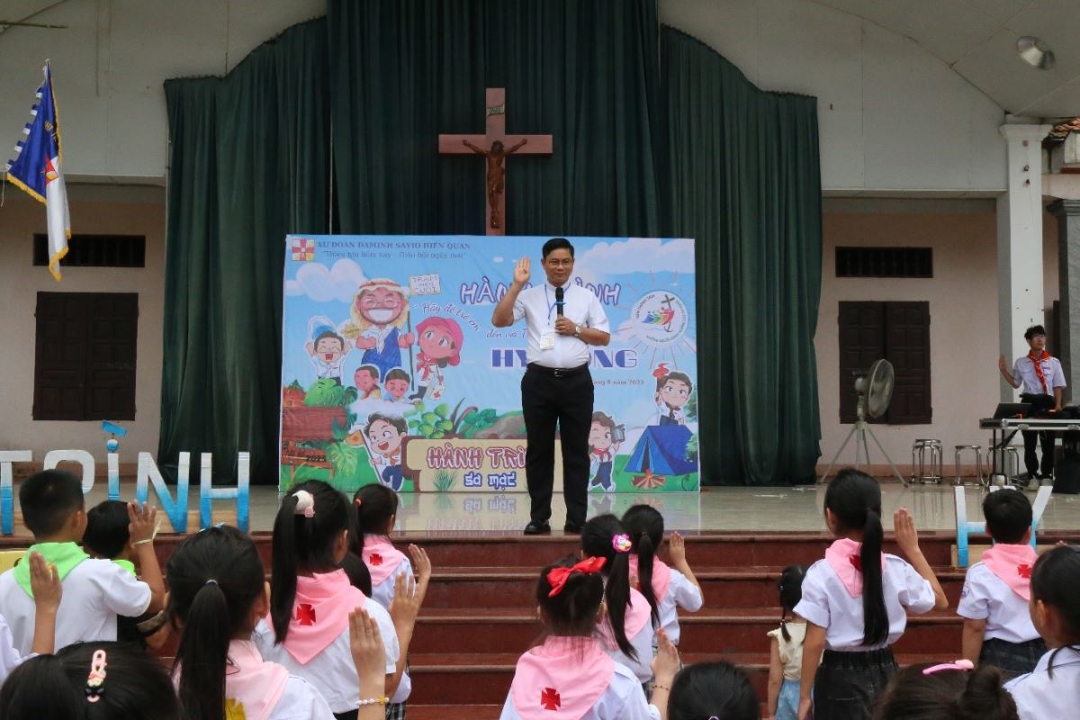 Cha xứ Giuse Phan Văn Luật phát biểu khai mạc ngày hội tổng kết hè