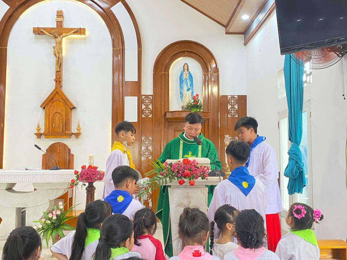 Cha phó Giuse công bố Tin mừng và giảng lễ