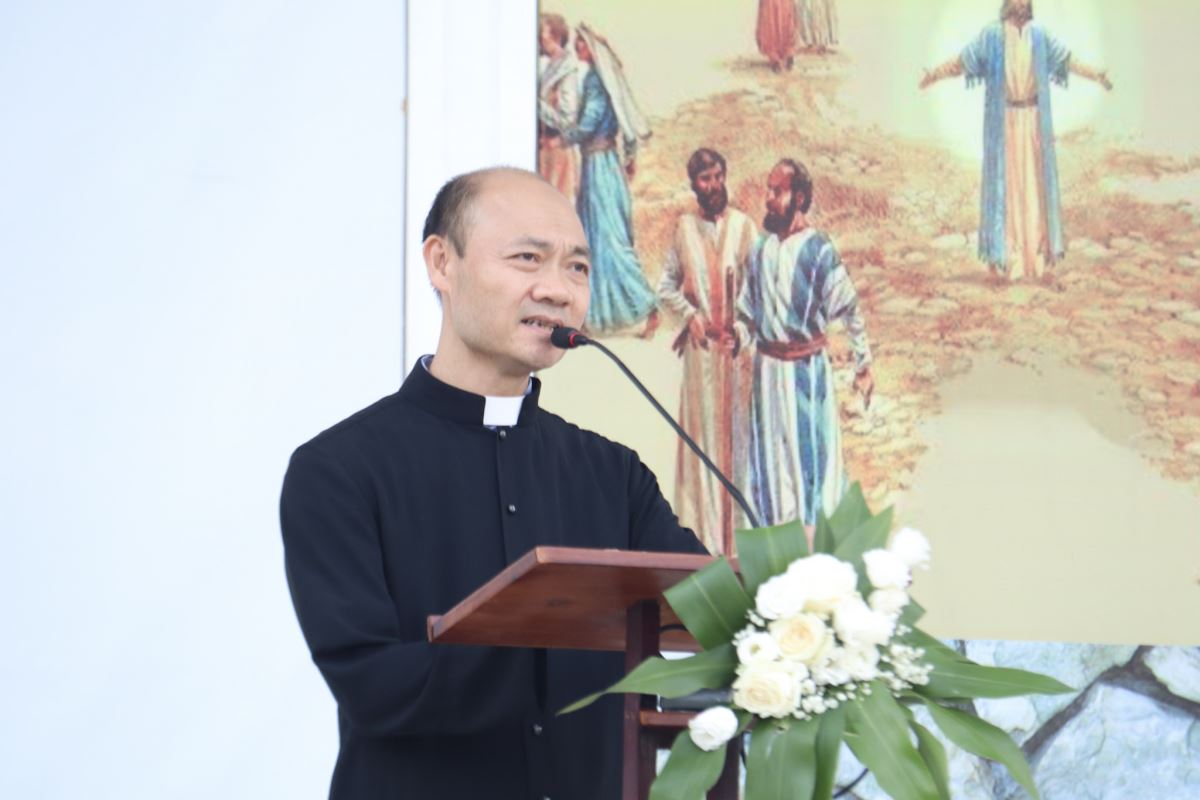 Cha xứ Giuse Nguyễn Văn Cường phát biểu trong buổi lễ khai giảng năm học giáo lý 2025-2026