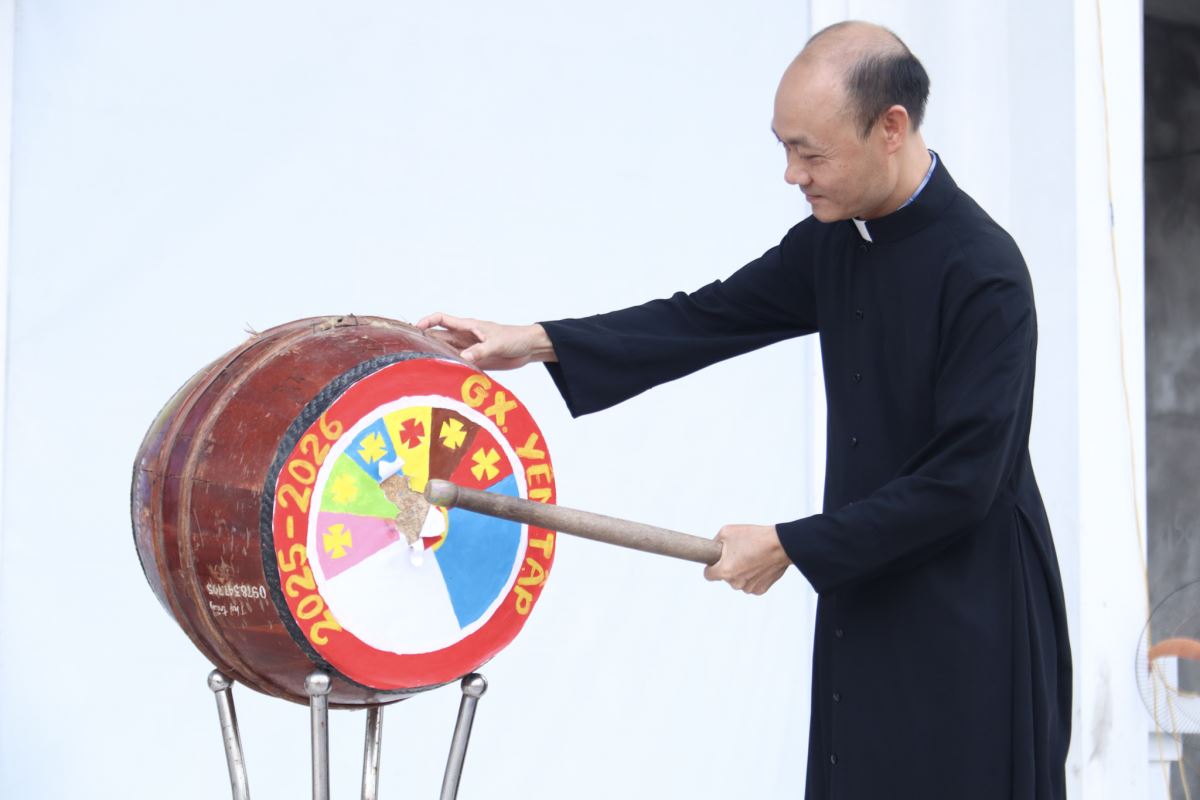 Cha xứ đánh trống khai giảng – khởi đầu cho một năm học Giáo lý đầy hồng ân