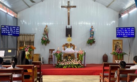 Giáo họ Văn Bàn Chầu Thánh Thể thay mặt Giáo phận năm 2025