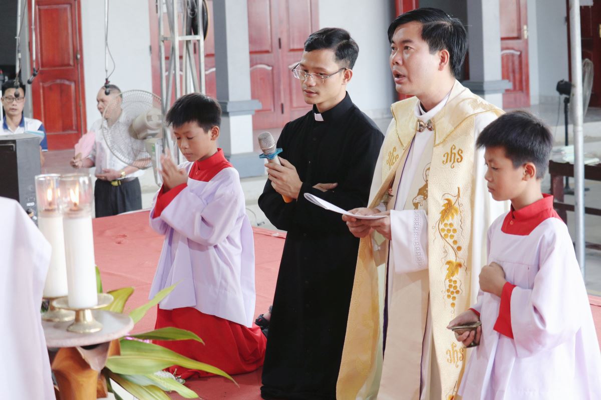 Cha Phêrô hiệp thông trong giờ chầu chung và ban phép lành Mình Thánh Chúa