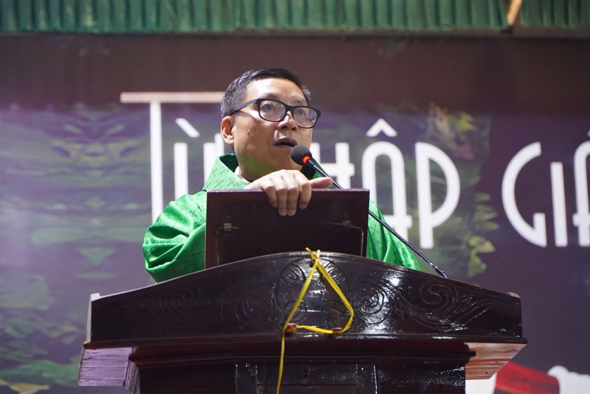 Cha xứ Antôn Giảng lễ