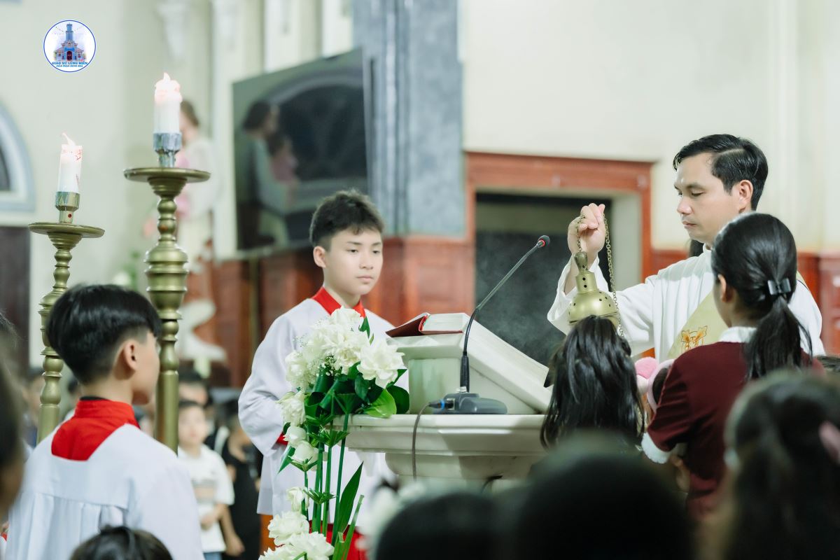 Thầy Phó tế Giuse Nguyễn Văn Thưởng công bố Tin mừng