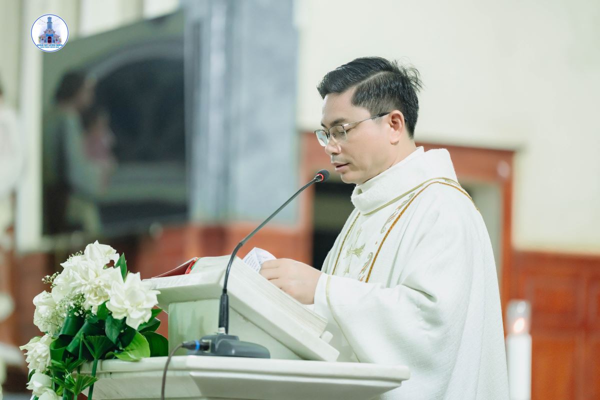 Cha xứ Giuse Phan Văn Luật giảng lễ