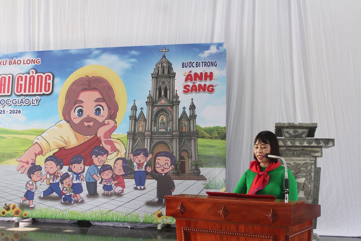 Đại diện Ban Giáo vụ đọc bản báo cáo kết quả năm học