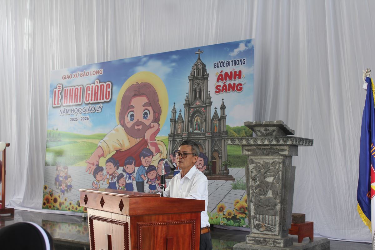 Đại diện Hội đồng Giáo xứ phát biểu