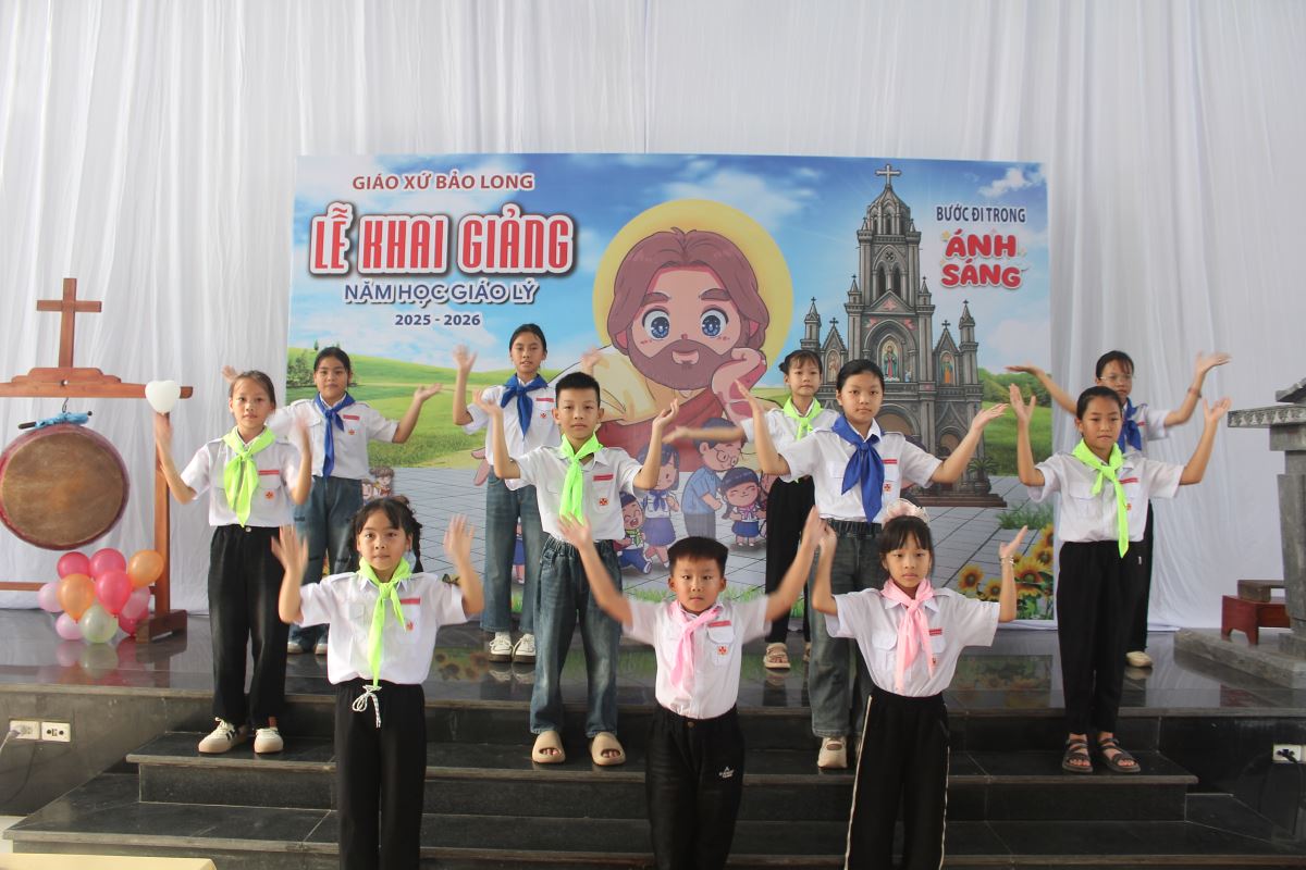 Văn nghệ chào mừng năm học Giáo lý mới