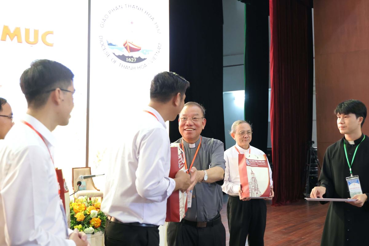 Đức Tổng Giuse Vũ Văn Thiên trao quà cho quý cha và chuyên viên trong ban giảng huấn