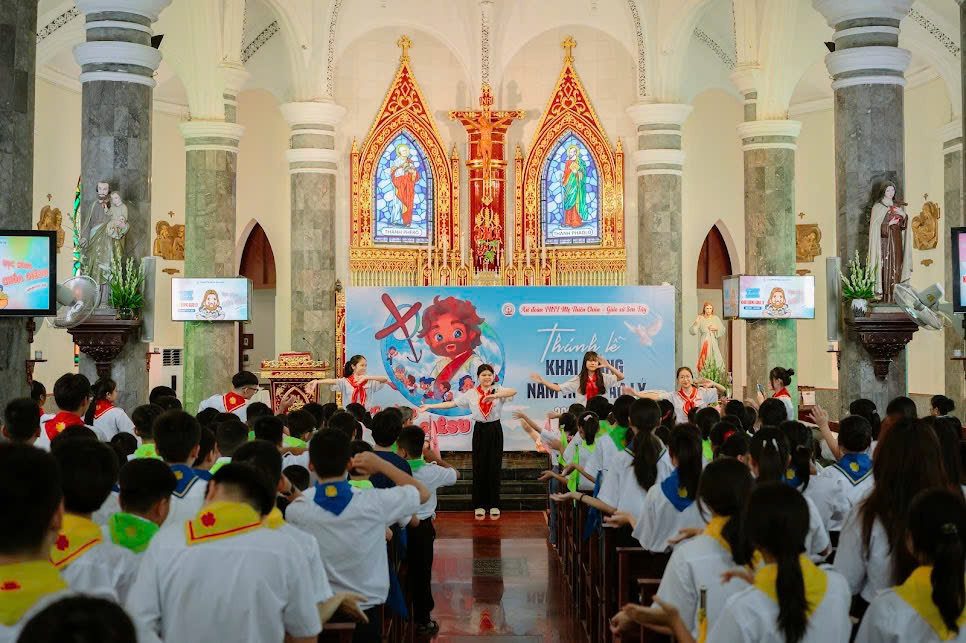 Cử điệu sôi động do các em Huynh trưởng thể hiện