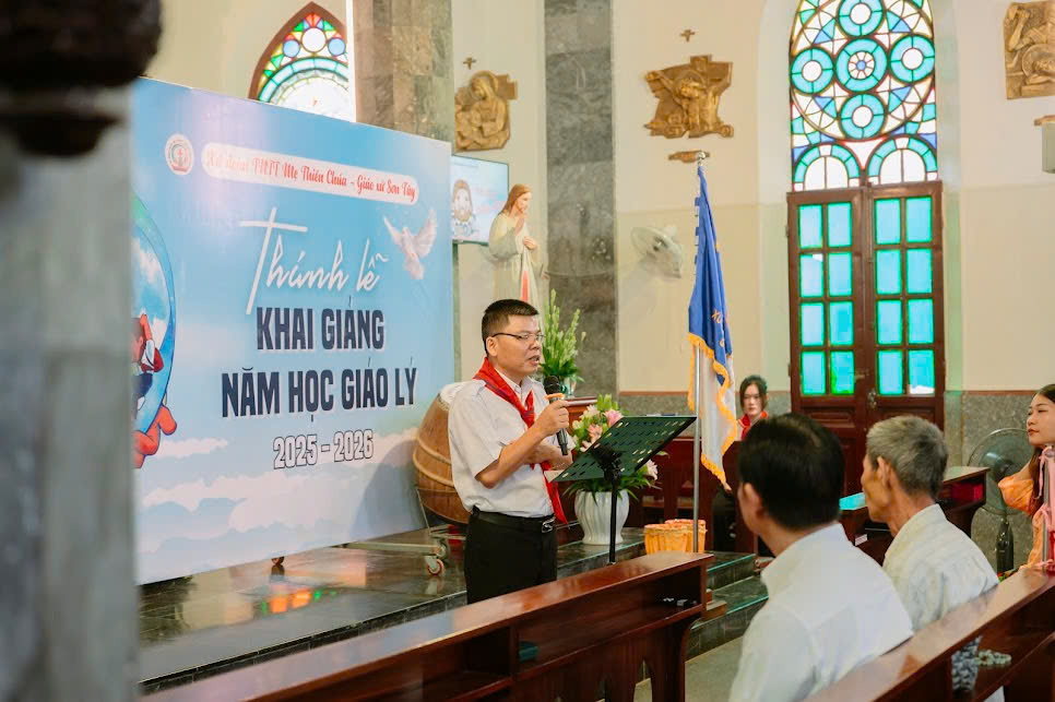 Thầy Phêrô Nguyễn Quốc Khánh - đại diện Ban giáo vụ báo cáo tổng kết