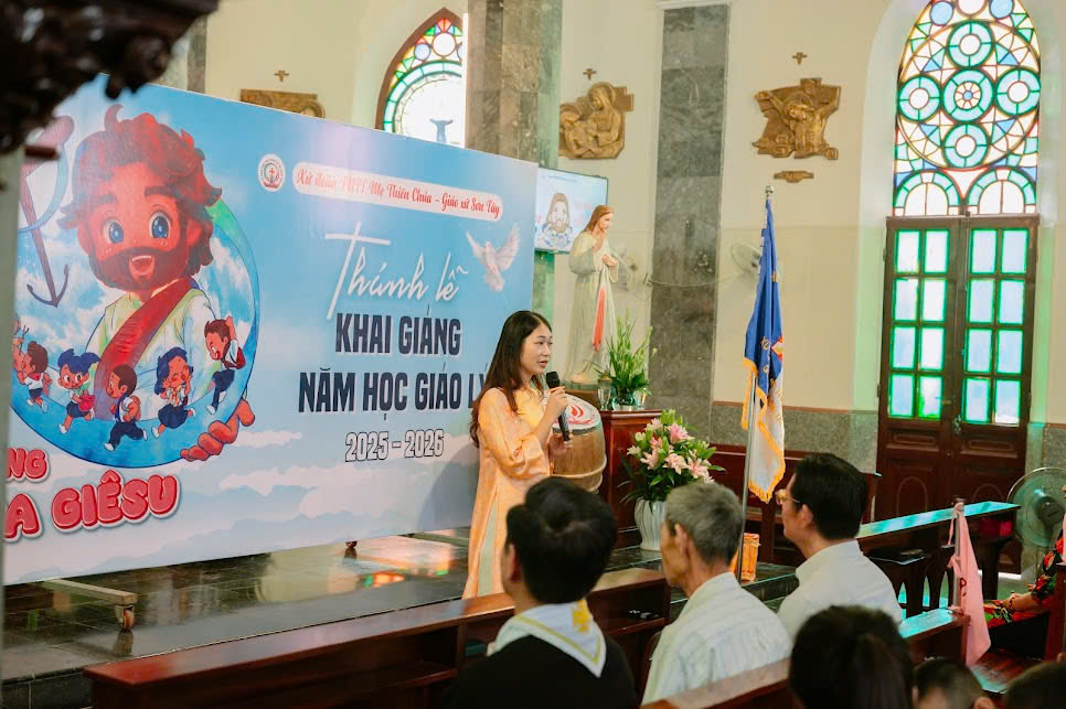 Chị Maria Trần Thị Tuyết - đại diện phụ huynh học sinh phát biểu