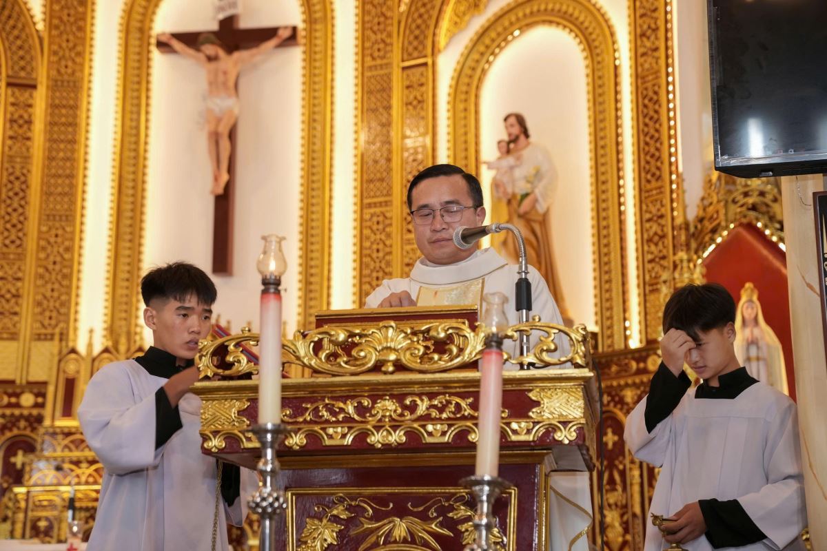 Cha xứ Giuse Vũ Công Phường công bố Tin mừng và giảng lễ