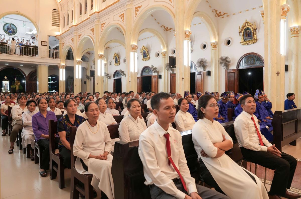 Cộng đoàn sốt sắng tham dự Thánh lễ