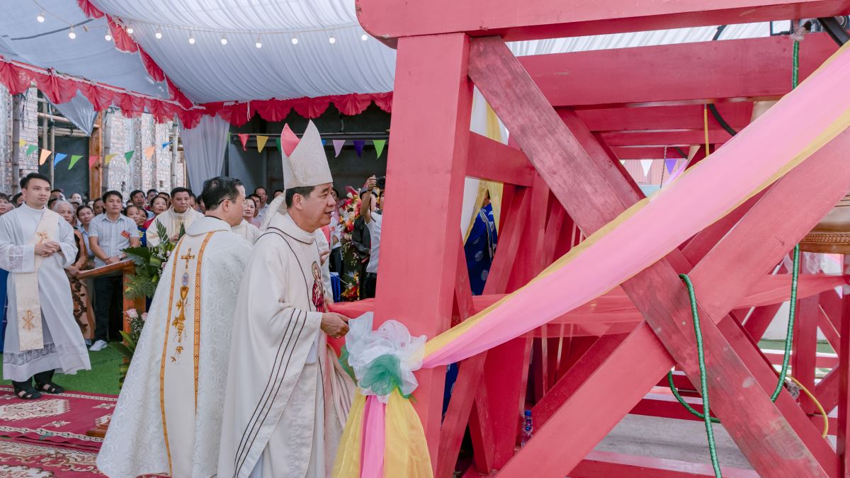 Đức Cha Đaminh trân trọng kéo những hồi chuông đầu tiên