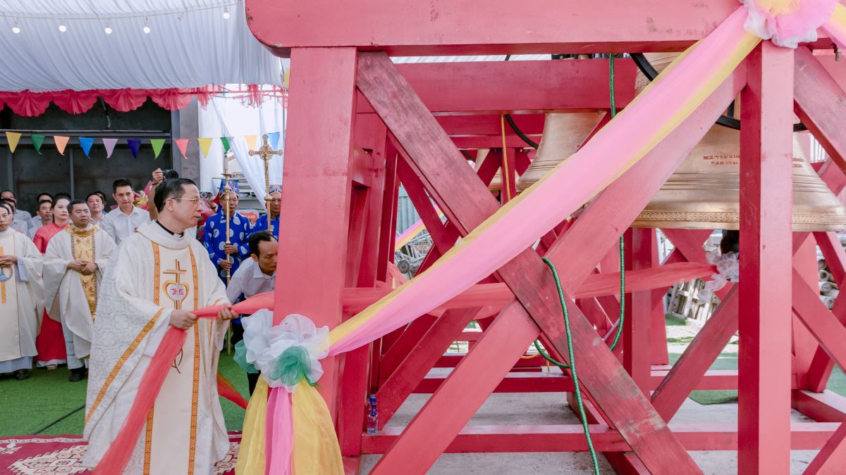 Cha xứ Giuse Nguyễn Trọng Dưỡng kéo chuông, dấu chỉ tình gắn bó mục tử với đoàn chiên
