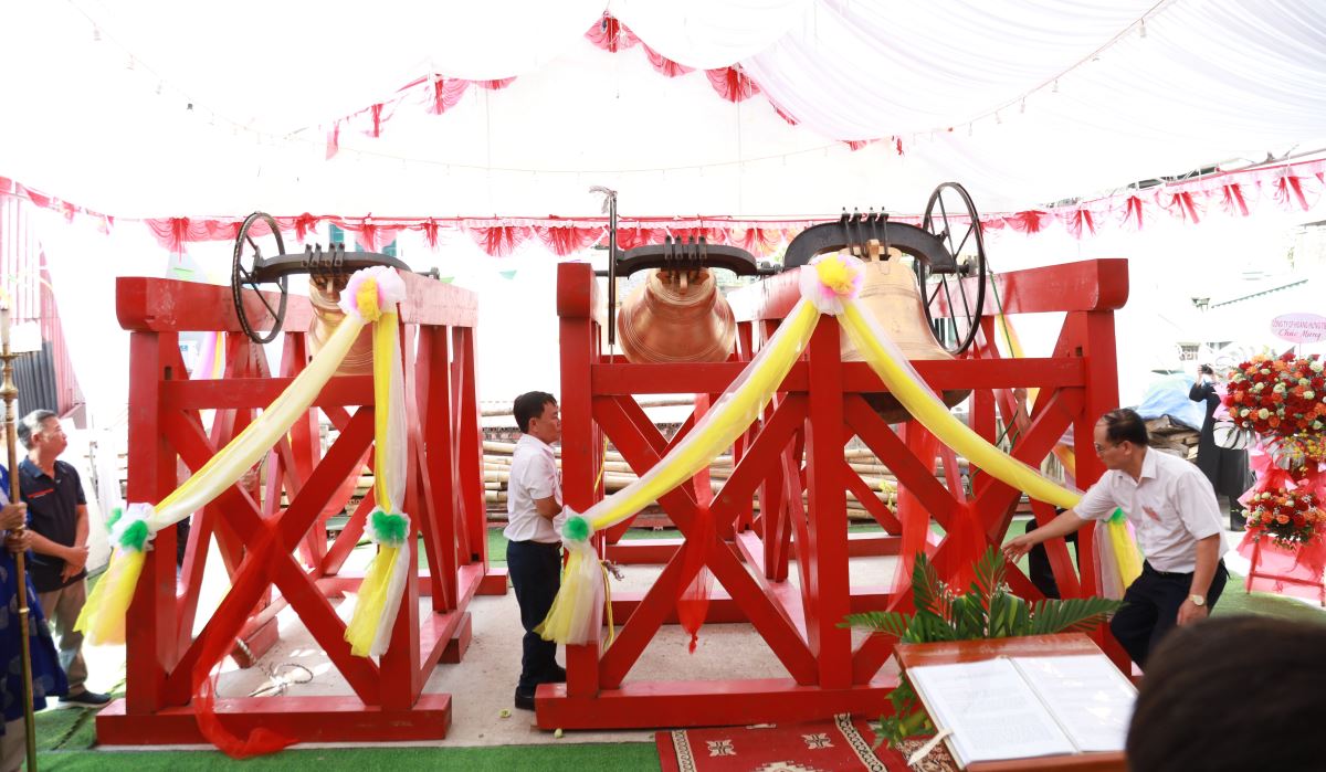 Các ân nhân cùng kéo những hồi chuông ngân vang