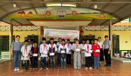 Giáo Xứ Điện Biên trao 80 suất học bổng của Hội An Bình Charity cho các em học sinh vùng cao