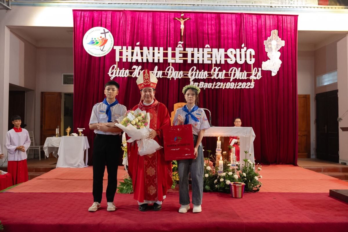 Đại diện các em lãnh nhận Bí tích Thêm sức bày tỏ tâm tình tri ân 