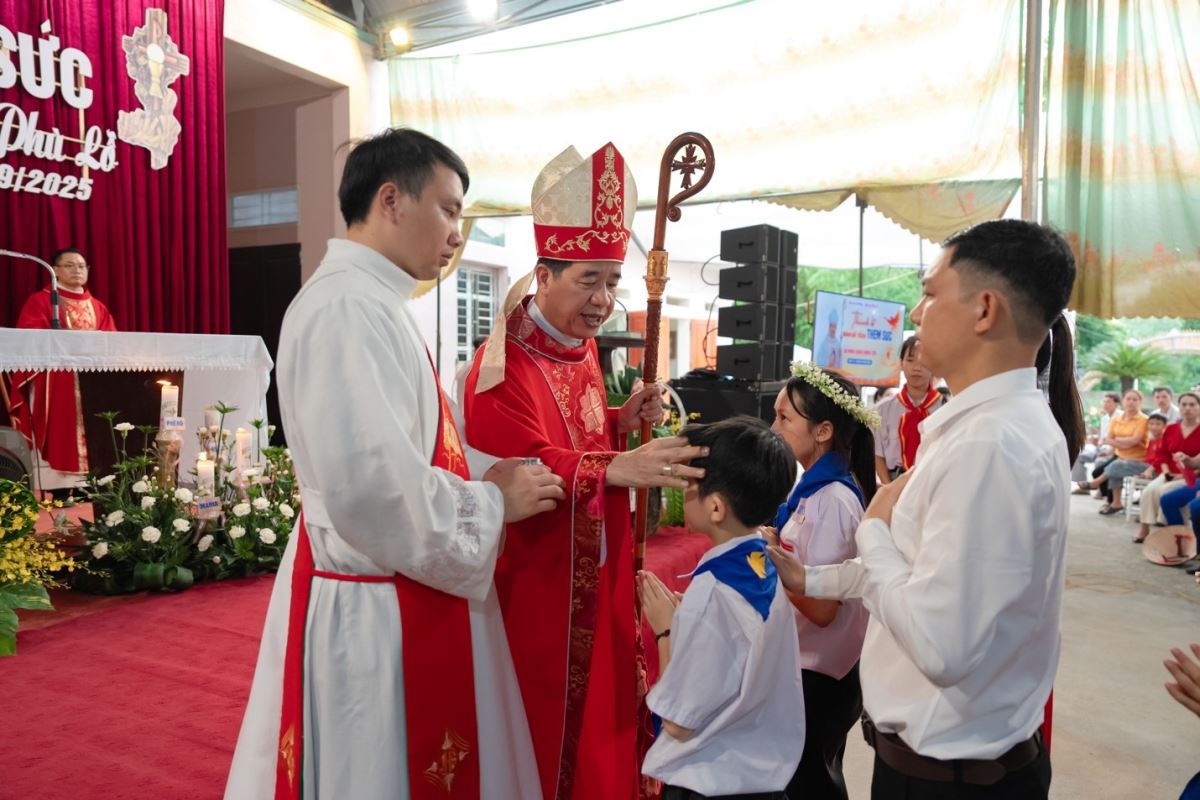 xức Dầu Thánh trên trán từng em, ghi dấu ấn tín ơn Chúa Thánh Thần