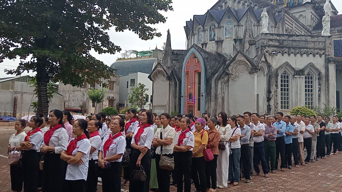 Cộng đoàn sốt sắng tham dự nghi thức hành hương
