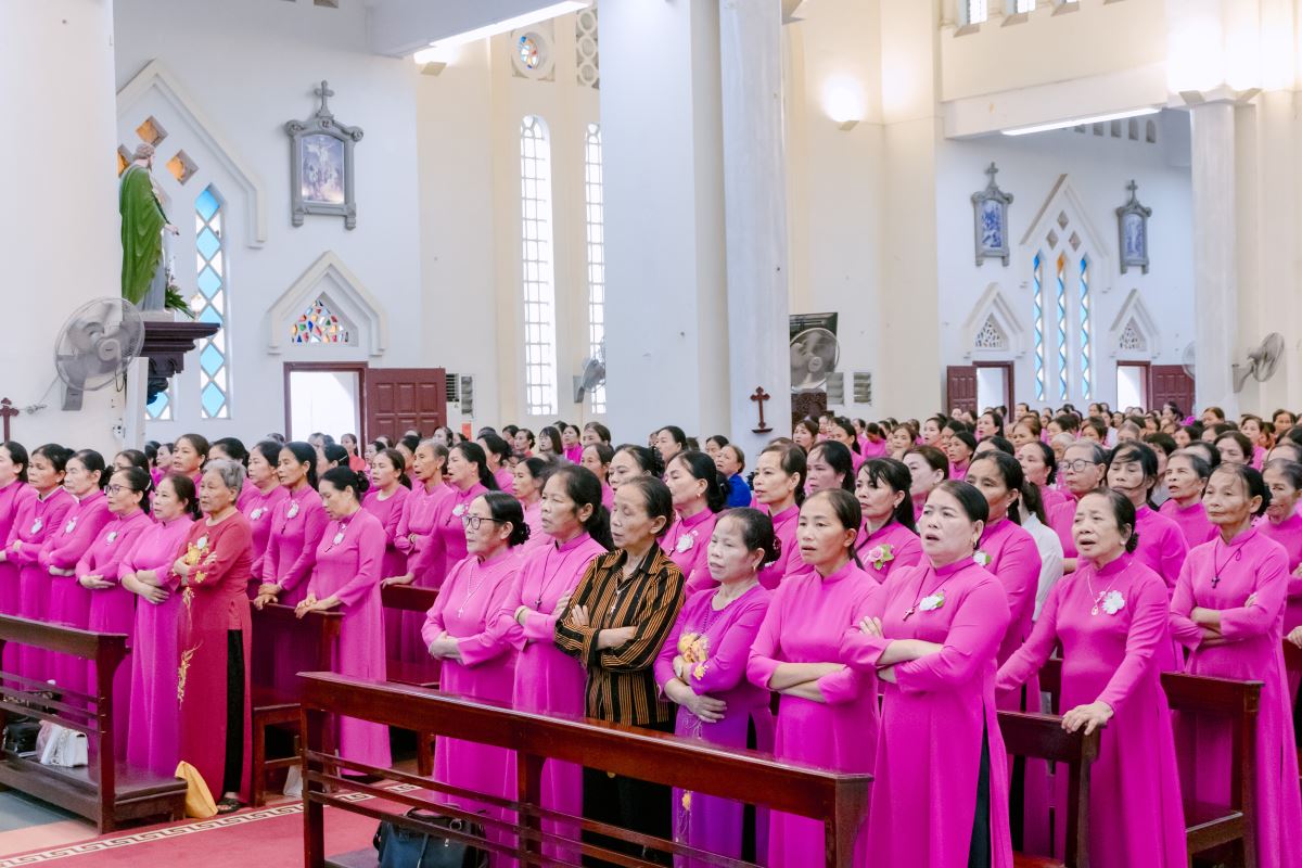 Cộng đoàn tham dự Thánh lễ