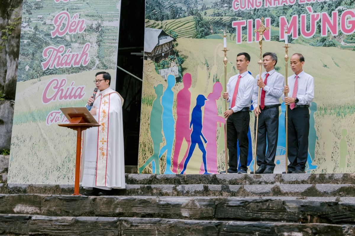 Cha Giuse Lê Thanh Nghị chủ sự nghi thức khai mạc hành hương