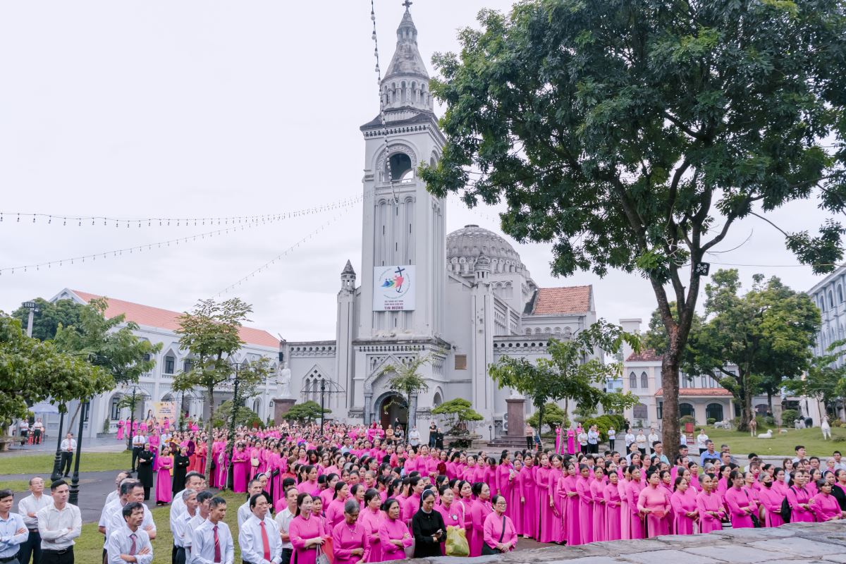 Cộng đoàn sốt sắng tham dự nghi thức khởi đầu ngày hành hương