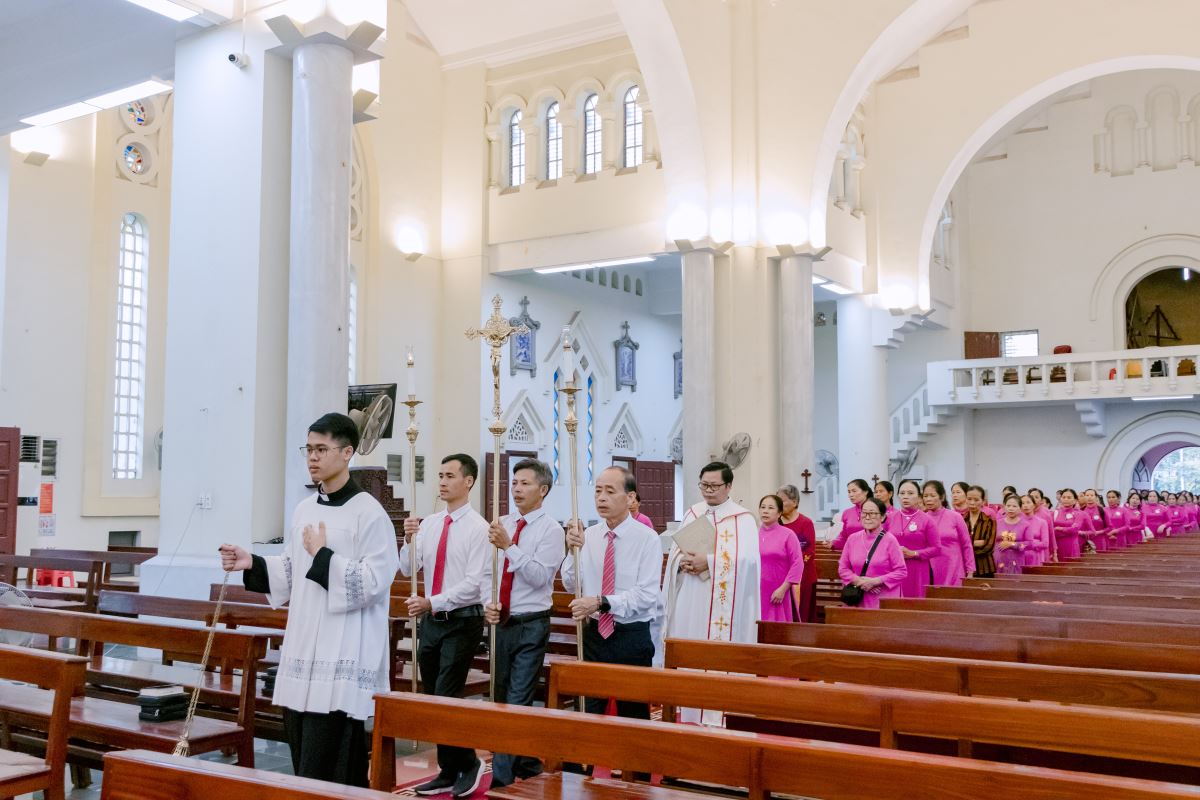 Đoàn hành hương tiến vào Nhà thờ