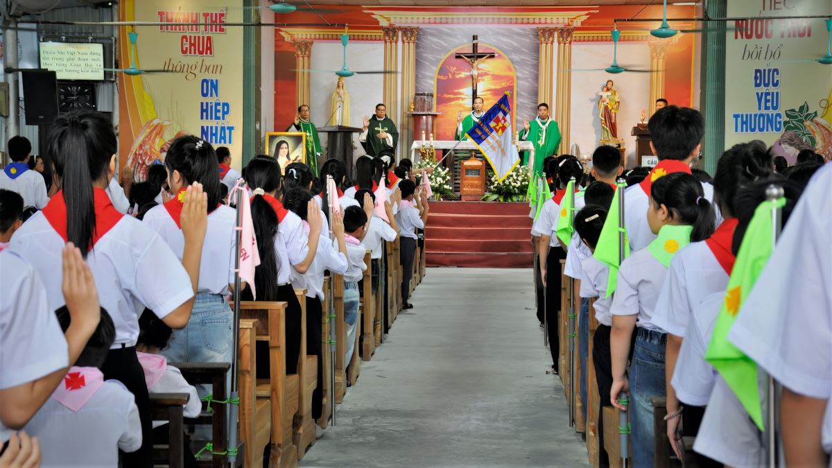 Nghi thức trao cờ và Nghi thức Chào cờ phong trào TNTT