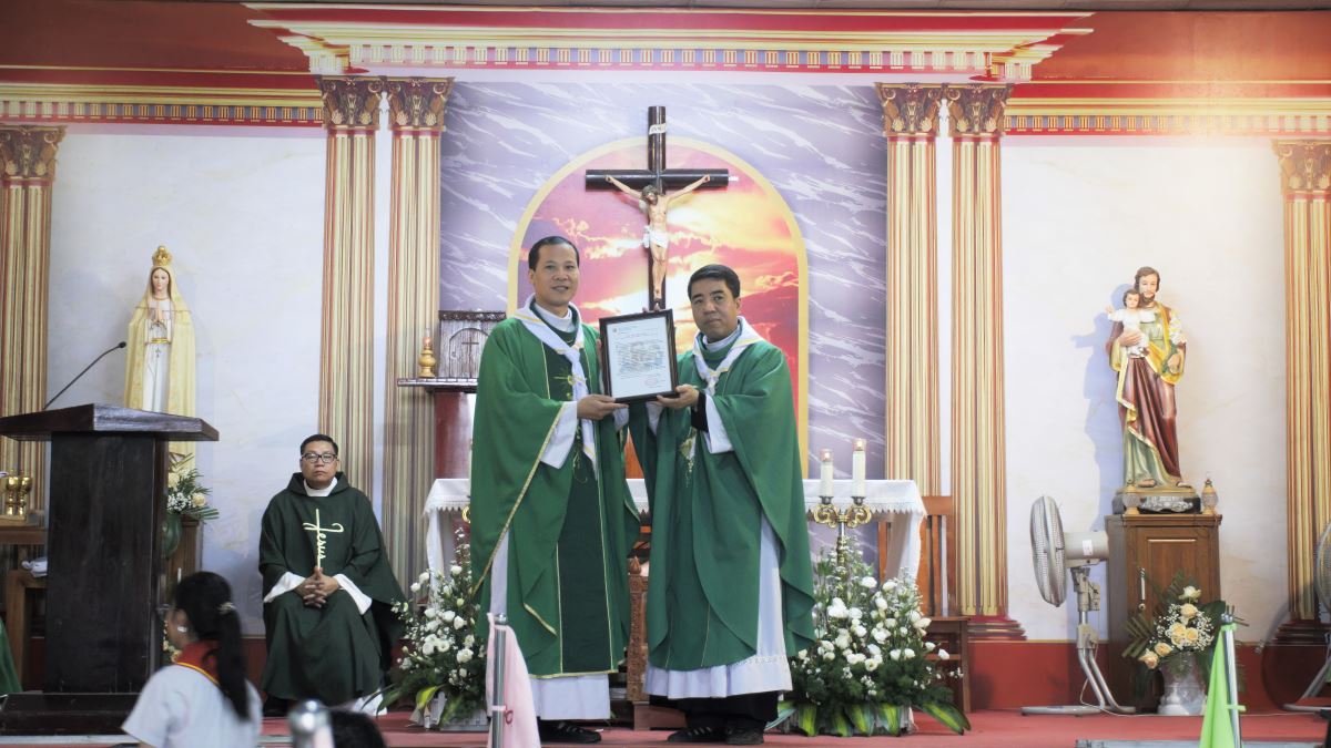 cha Giuse Hà Văn Trọng đã long trọng trao văn thư công nhận Xứ đoàn TNTT Têrêsa Hài Đồng Giêsu cho cha Tuyên úy Giuse Trần Văn Điển