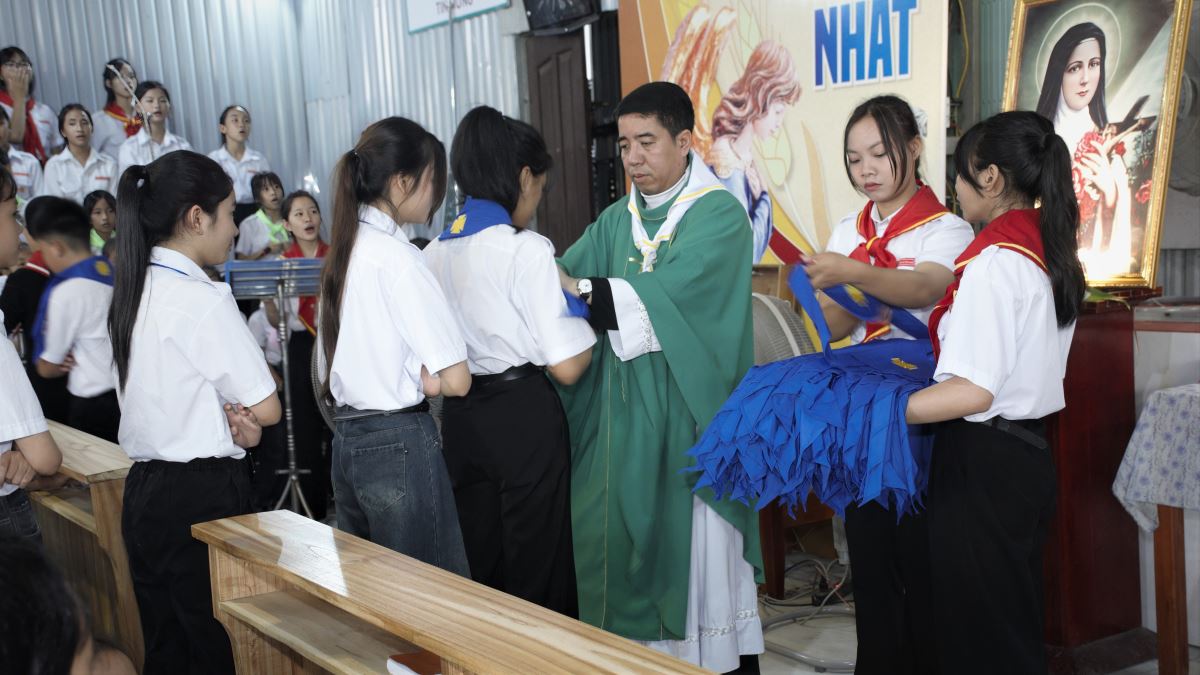 Nghi thức trao khăn quàng Thiếu Nhi Thánh Thể