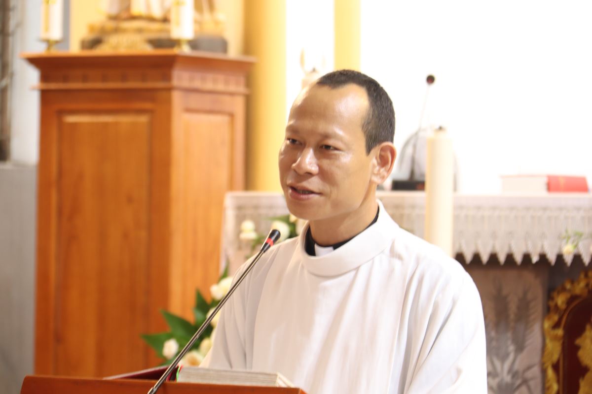 Thầy Phó tế Giuse Nguyễn Tình Thực hướng dẫn cộng đoàn tĩnh tâm xét mình