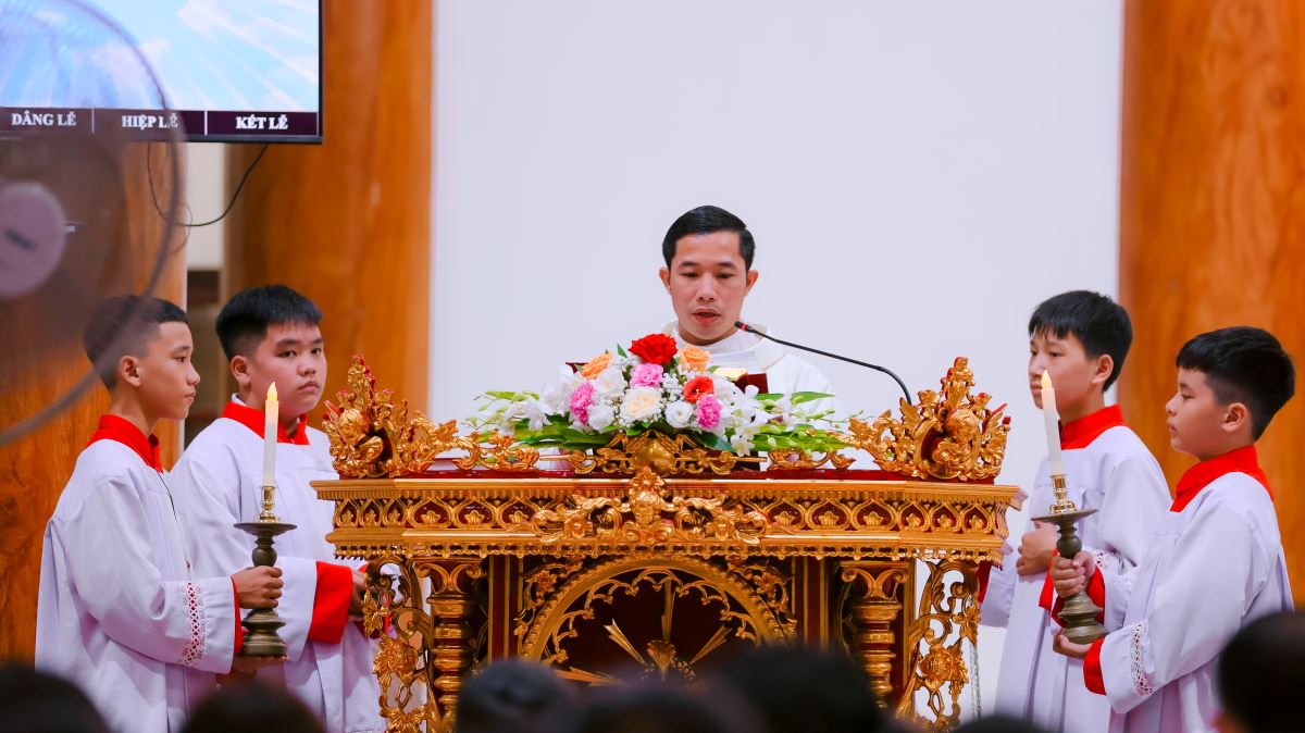 Cha Giuse Lương Văn Thủy công bố Tin mừng và giảng lễ