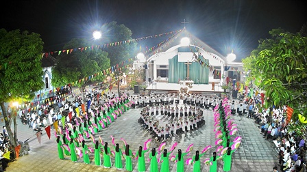 Giáo xứ Hiền Quan: Dâng hoa và Thánh lễ mừng kính Đức Mẹ Mân Côi