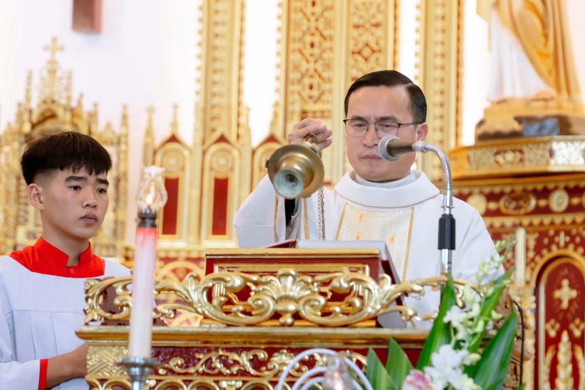 Cha xứ Giuse Vũ Công Phường xông hương trước khi công bố Tin mừng và giảng lễ